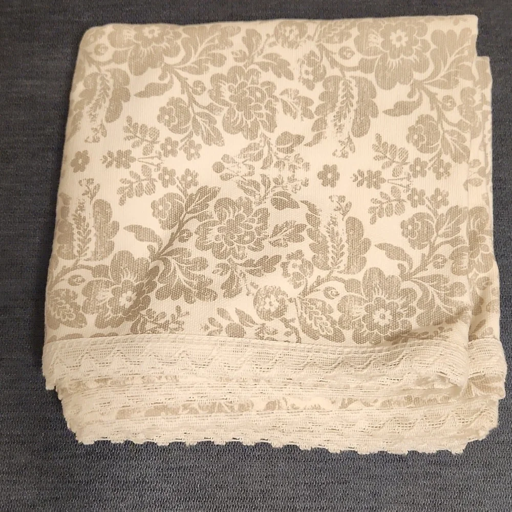NWOT Cynthia Rowley Gray Floral Table Runner 18